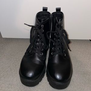 Black leather boots size 8ww